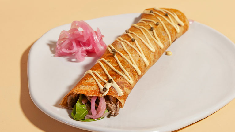 Crepe Lomo Mostaza con pimienta verde y cebollas encurtidas